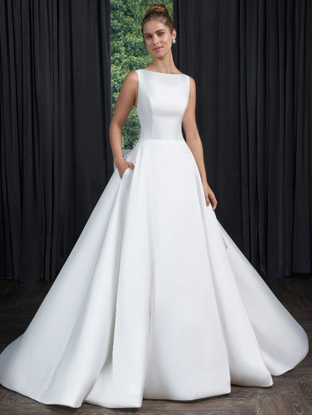 Justin Alexander Timeless Wedding Dress: Rings 55086 (Size 4-6)